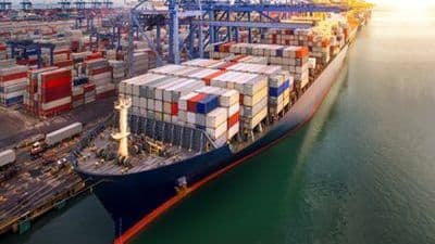 Camión de carga trasladando mercancía como parte de los servicios de transporte de BLK